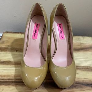 Betsey Johnson two tone nude lace shoes